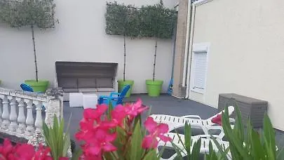 Privatise Avec Terrasse Dans Maison De Charme Angevine אנז'ה